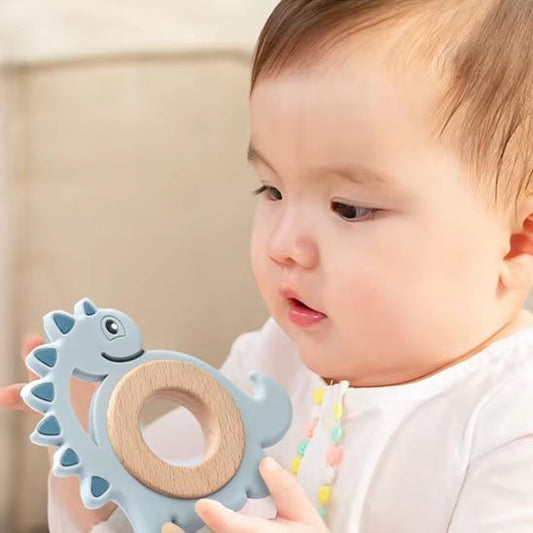 Anneau de dentition ergonomique naturelle bebe regarde son anneau