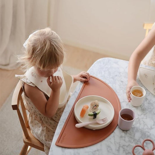 Assiette bebe bon repas a table