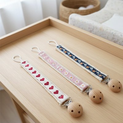 Attache tetine accessoire pratique