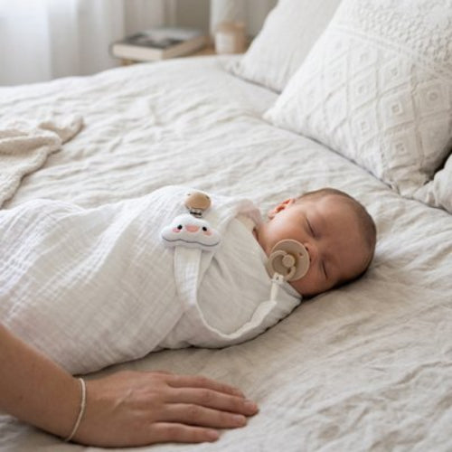 Attache tetine pratique et securisee bebe dort sur le lit
