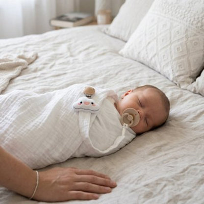 Attache tetine pratique et securisee bebe dort sur le lit