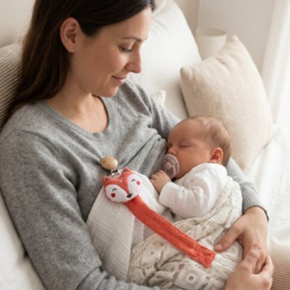 Attache tetine pratique et securisee maman porte son bebe