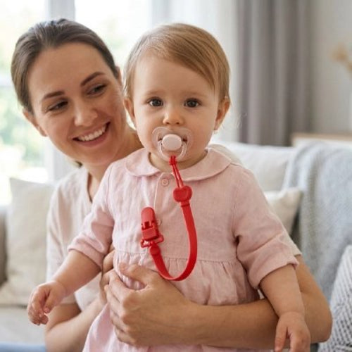 Attache tetine securisee et elegante maman tient son bebe