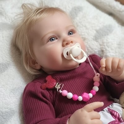 Attache tetine securisee et tendance bebe dans son berceau