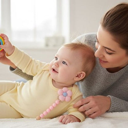 Attache tetine securisee glamour maman joue avec son bebe