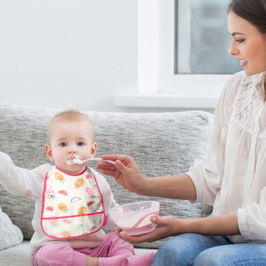 bavoir bebe bebe mange dans le canape