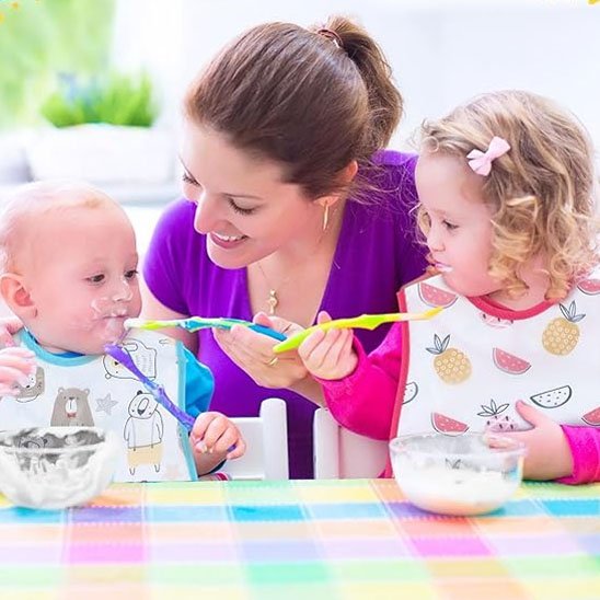 bavoir bebe deux bebes nourrits par maman