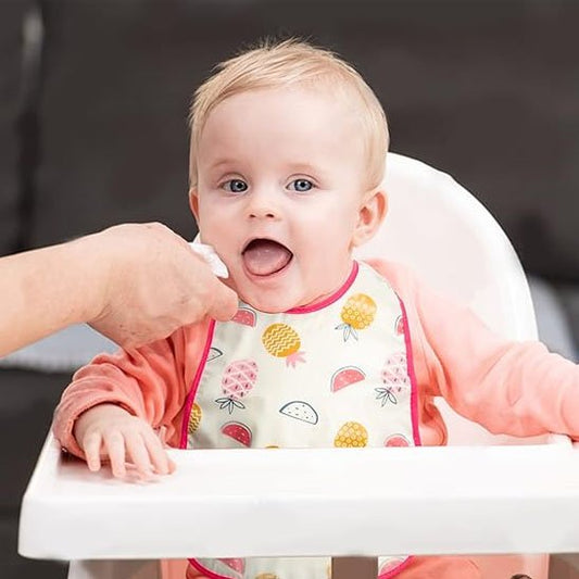 bavoir bebe maman nourrit bebe dans sa chaise haute