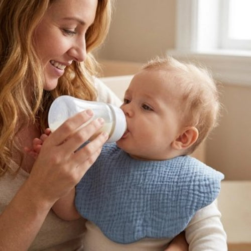 Bavoir bebe ultra absorbant et impermeable bebe prend son biberon