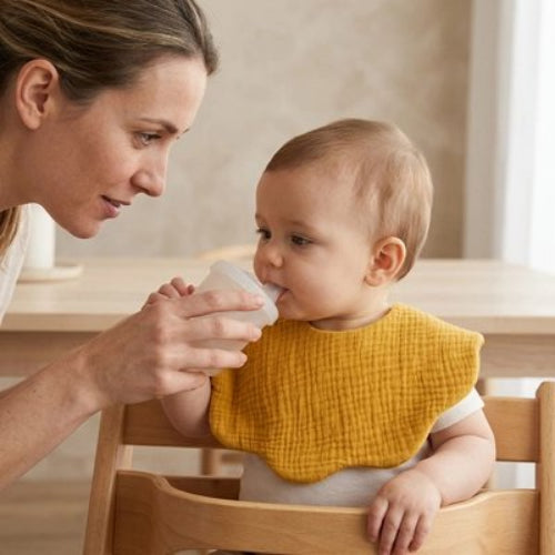 Bavoir bebe ultra absorbant et impermeable maman donne a boire a son bebe