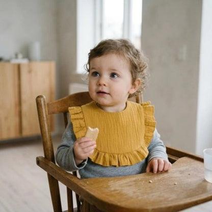Bavoir bebe ultra confort bebe est sur sa chaise haute