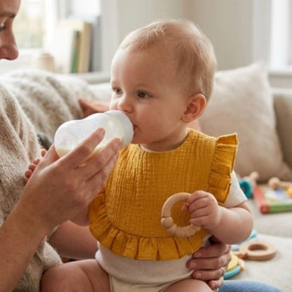 Bavoir bebe ultra confort bebe prend son biberon