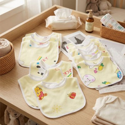 Bavoirs bebe ultra absorbants sur la table