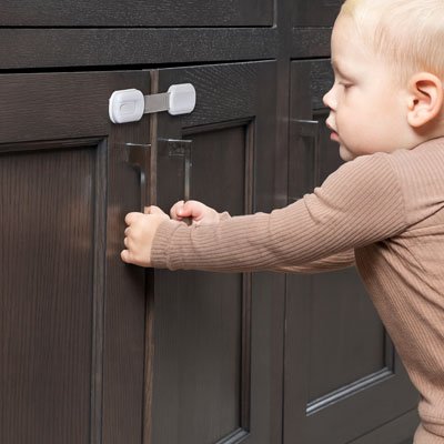 Bloque porte bebe securidoor bebe veut ouvrir le placard