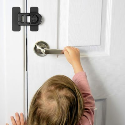 Bloque porte bebe securo bebe veut ouvrir la porte
