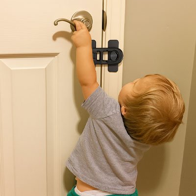Bloque porte bebe securo bebe veut sortir