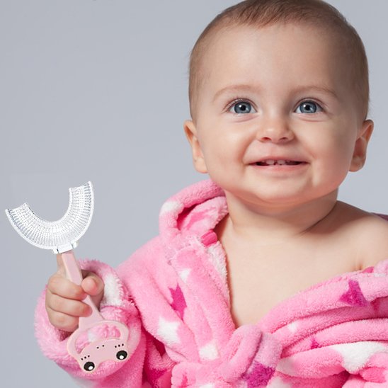Brosse a dent bebe premieres dents bebe tient sa brosse a dent
