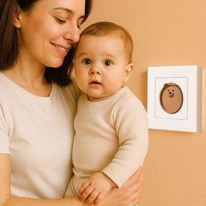 Cache prise protection enfants maman porte son bebe