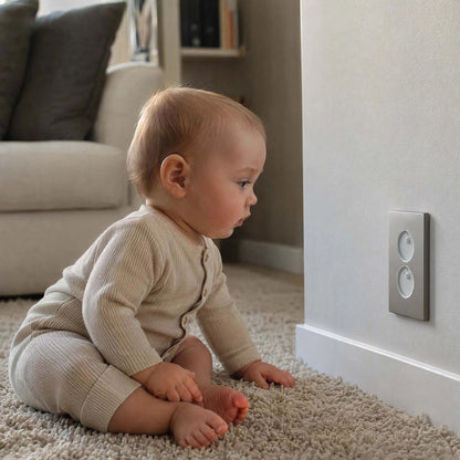 Cache prise securabebe bebe est devant la prise