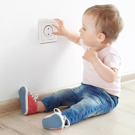 Cache prise smart bebe est tout pres de la prise