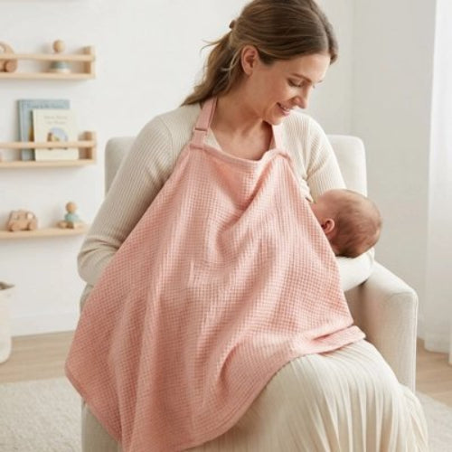 Cape d'allaitement confort intimite maman assise et allaite