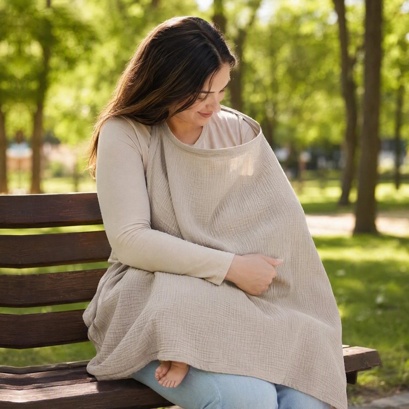 Cape d'allaitement coton doux maman nourrit son bébé sur un banc