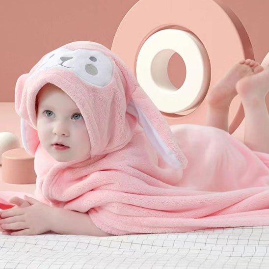 Cape de bain bebe sublime et absorbante bebe sur le ventre