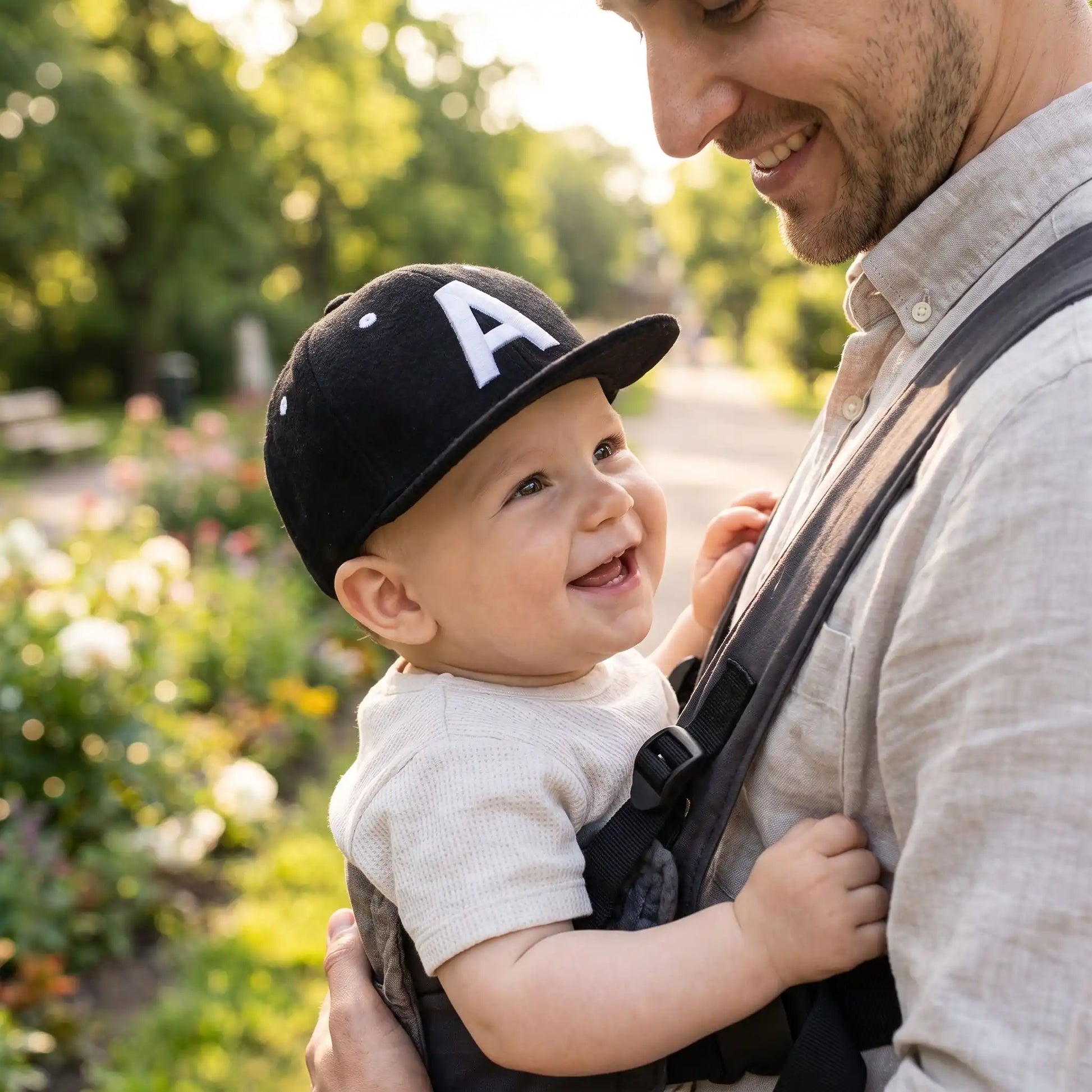 Casquette bebe confort ultime papa et bebe se baladent