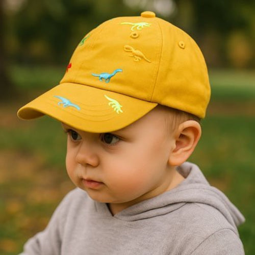 Casquette bebe Protection Soleil bebe est dans le jardin