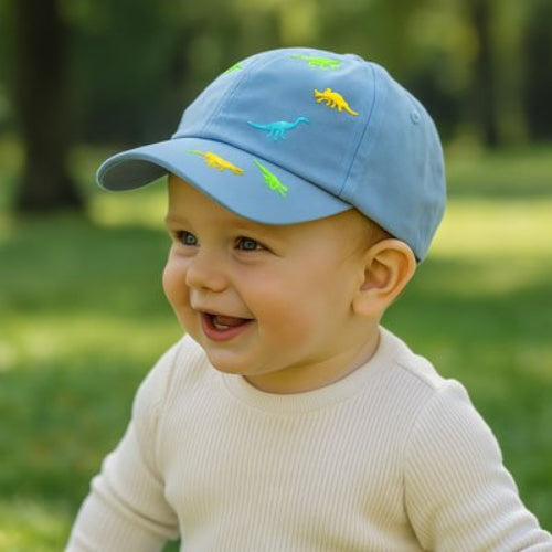 Casquette bebe Protection Soleil bebe est sur la pelouse