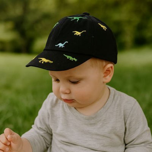 Casquette bébé | Protection Soleil bebe sur la pelouse