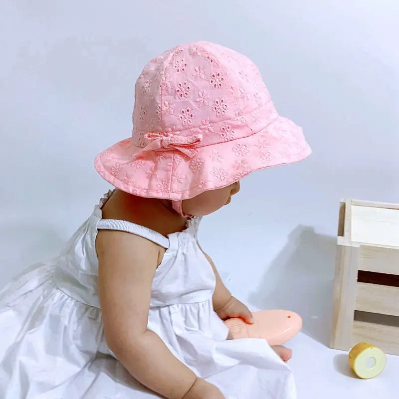 Chapeau bebe fleuri large bord bebe assis