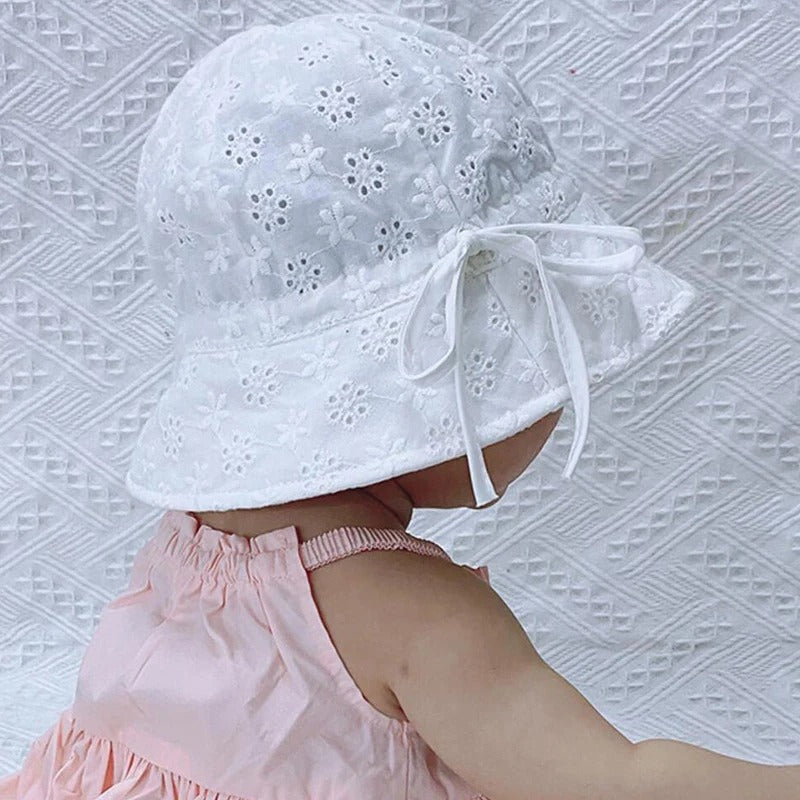 Chapeau bebe fleuri large bord bebe est de dos