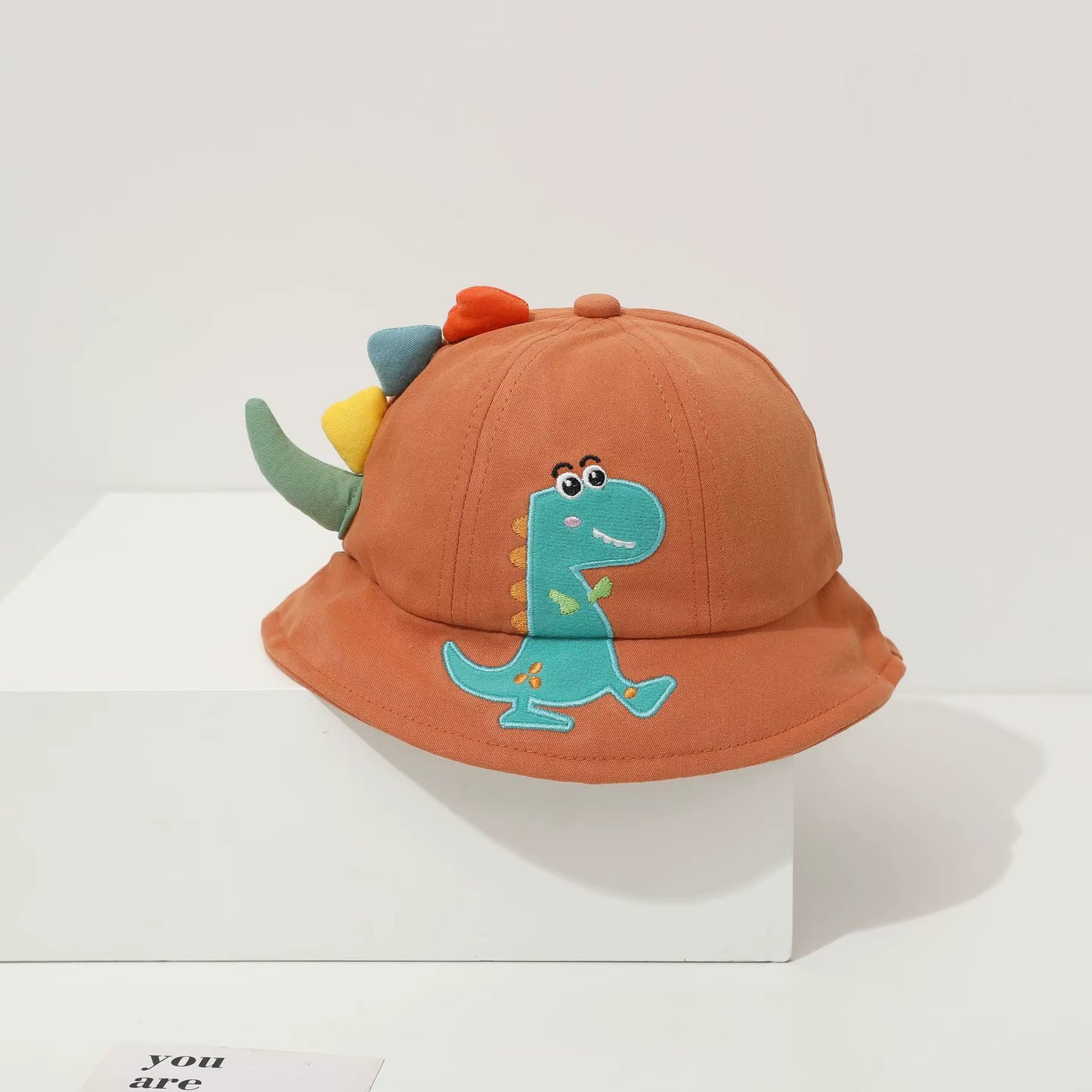 chapeau bebe marron avec dessin dinosaure