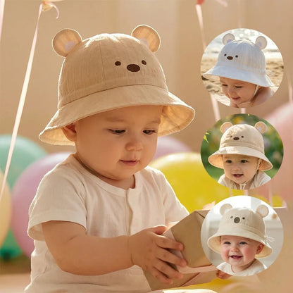 Chapeau bebe protecteur trois saisons bebe tient un paquet