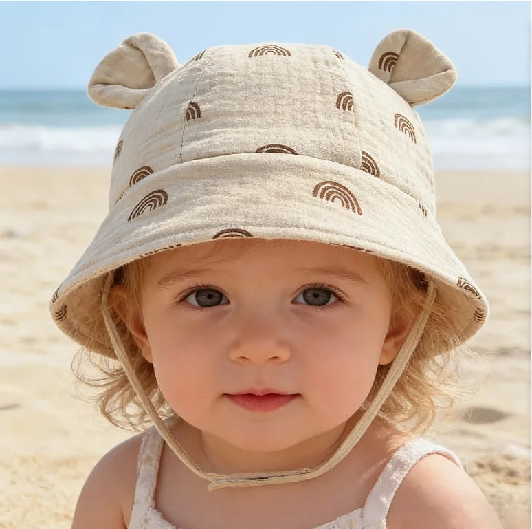 Chapeau bebe respirant bebe sur la plage