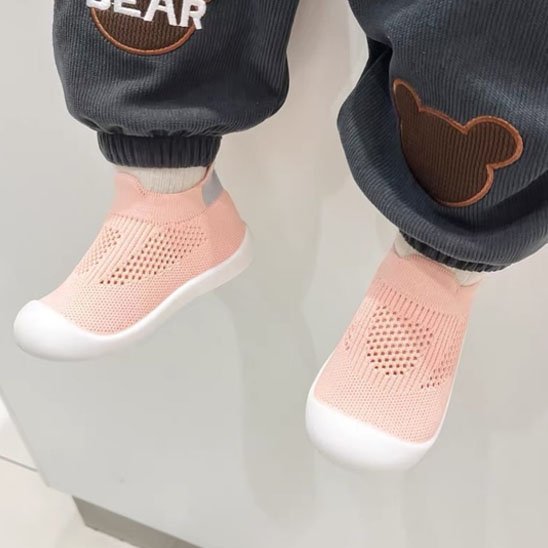 Chaussure bebe avec une couleur rose