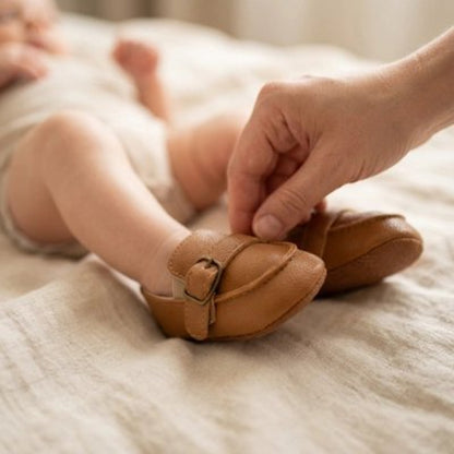 Chaussure bebe elegance confort bebe est sur le lit