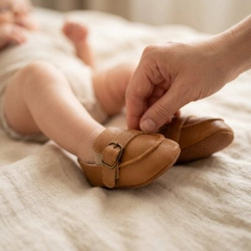 Chaussure bebe elegance confort bebe est sur le lit