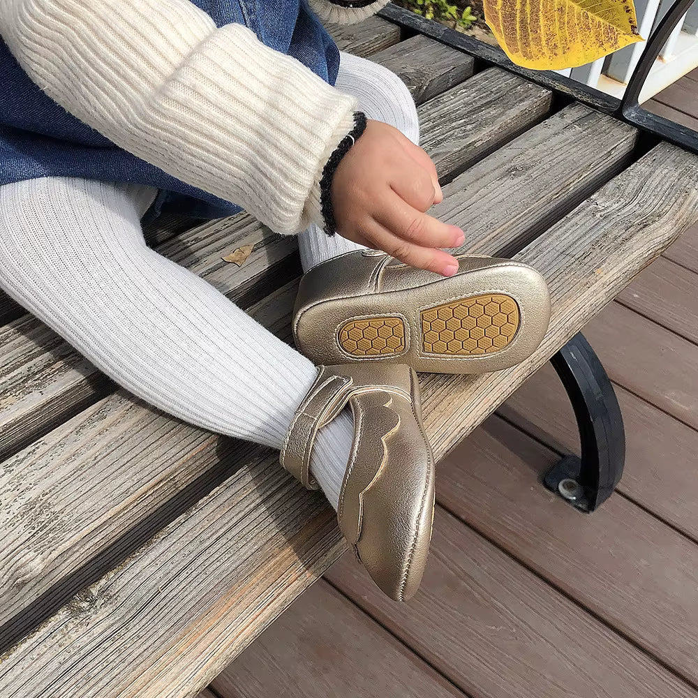 Chaussure bebe fille bebe assise sur un banc