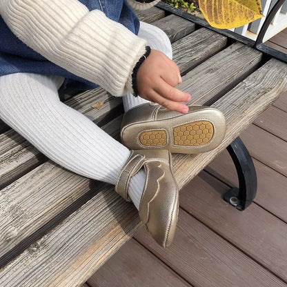 Chaussure bebe fille bebe assise sur un banc