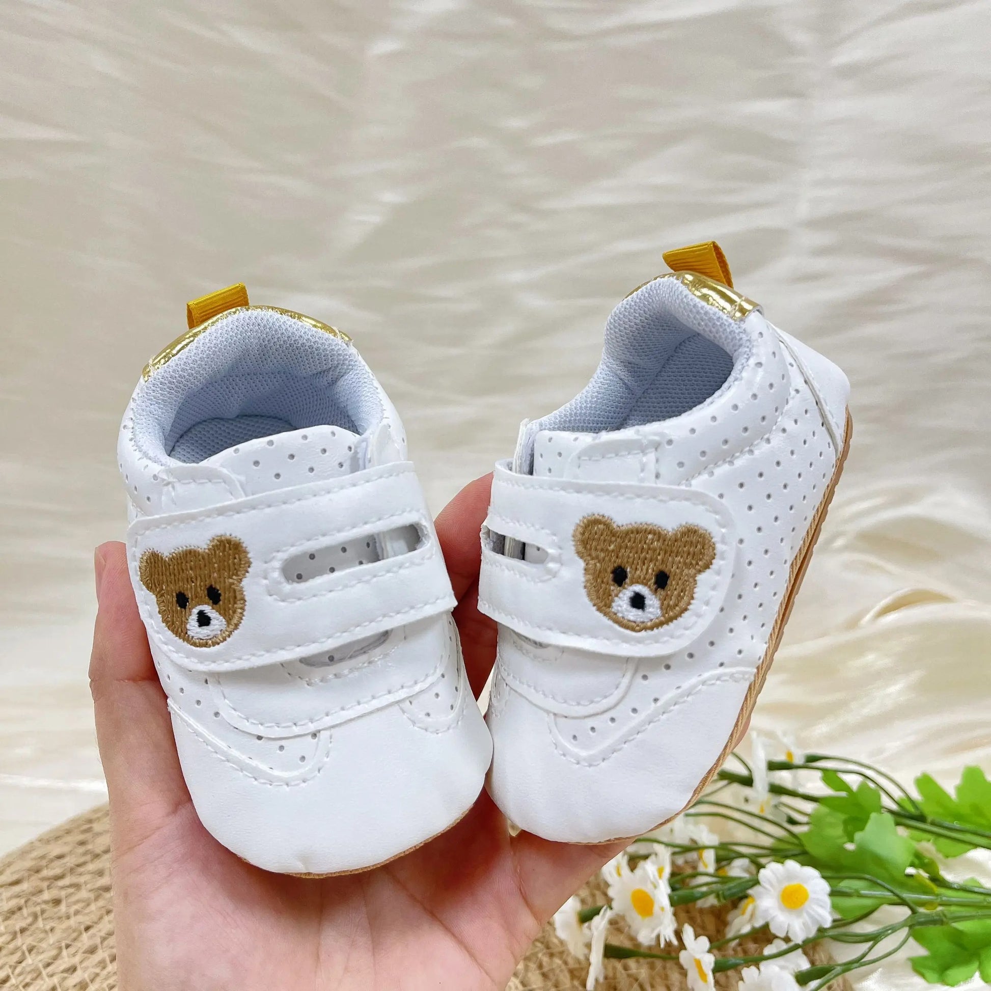Chaussure bebe simplicite et charme premier modele