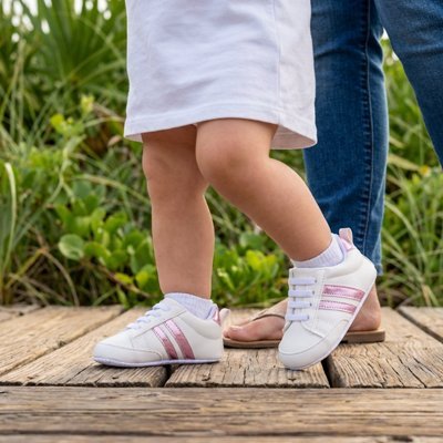 Chaussures bebe First Steps bebe marche avec papa