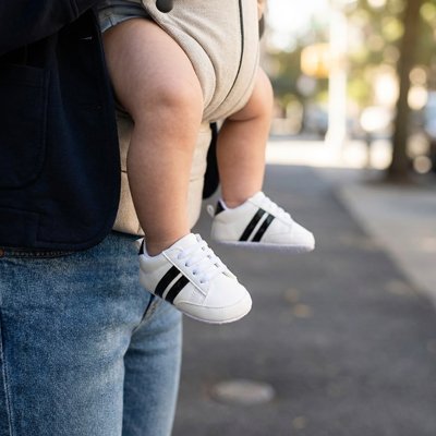 Chaussures bebe First Steps maman en balade avec bebe