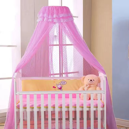 Ciel de lit bébé onirique et mignon