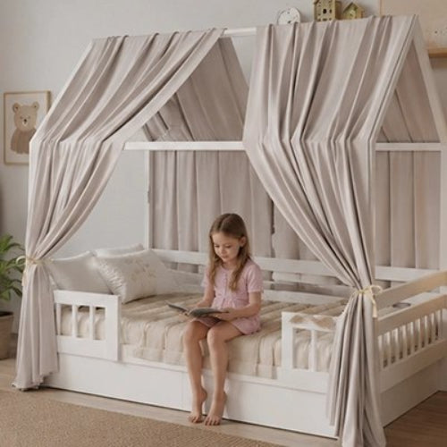 Ciel de lit cocon feerique enfant assise sur le lit