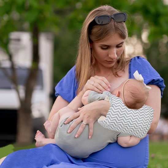 Coussin d'allaitement ergonomique confort maman allaite son bebe