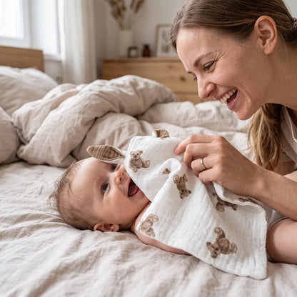 Doudou confort maman joue avec son bebe