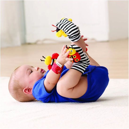 Hochet bebe ergonomique et colore bebe est sur le dos