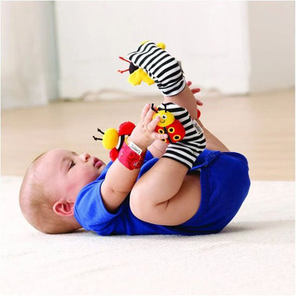 Hochet bebe ergonomique et colore bebe est sur le dos
